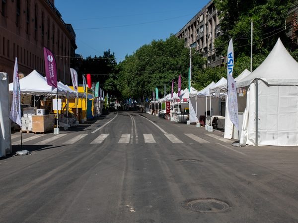 Carpa montada para una feria con stands y expositores