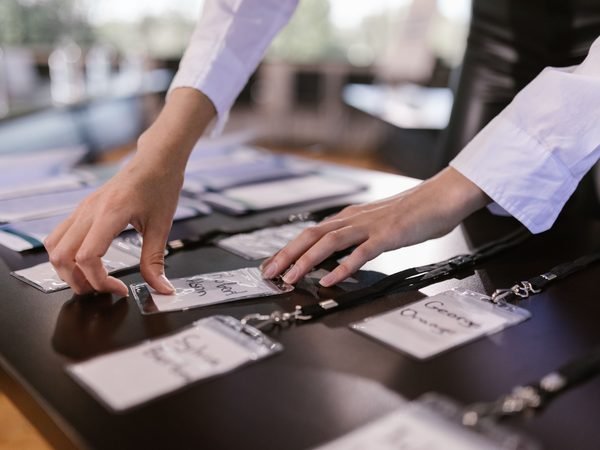 Mesa de acreditaciones en un congreso