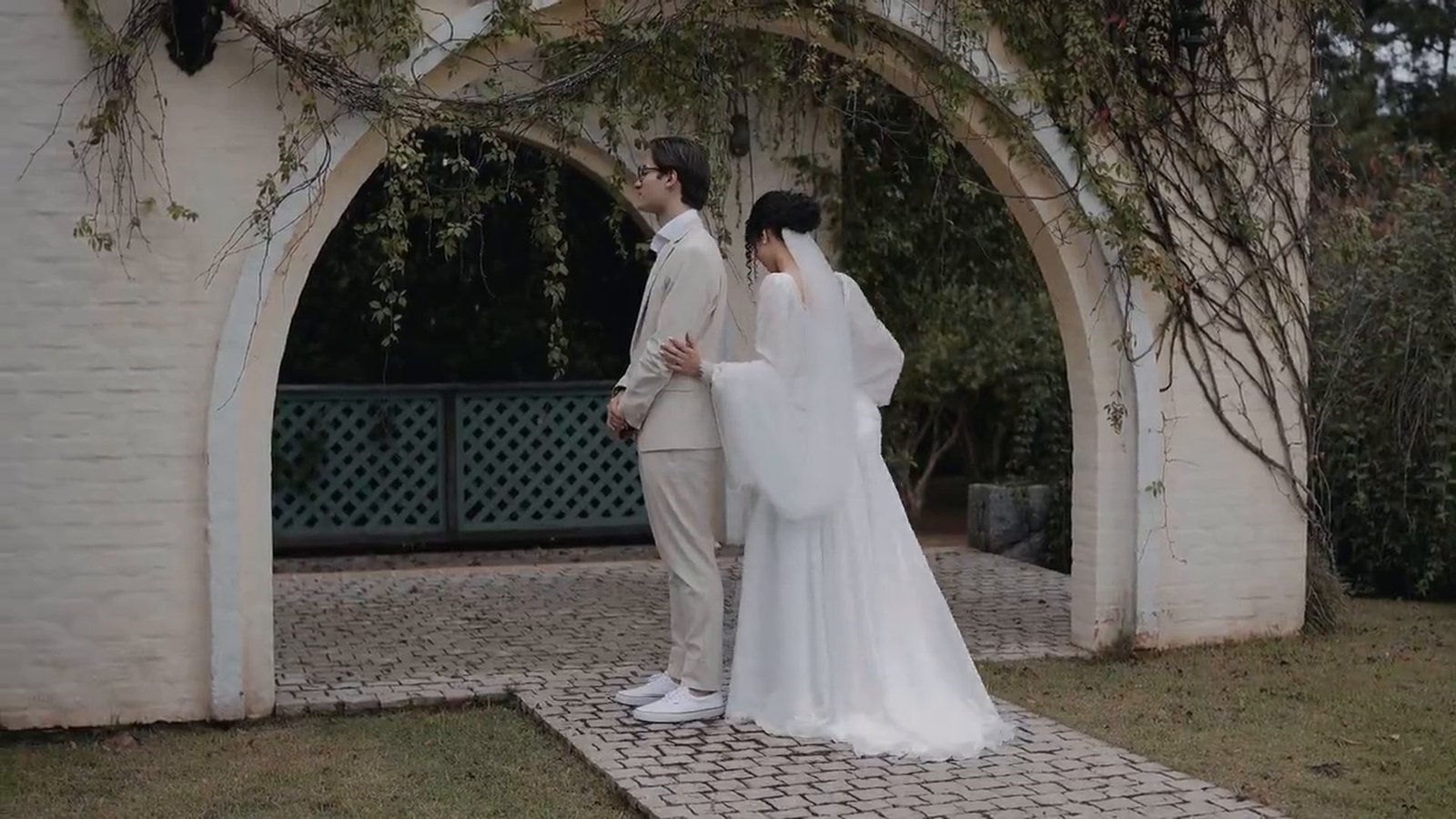 Ceremonia de boda con arco floral e invitados