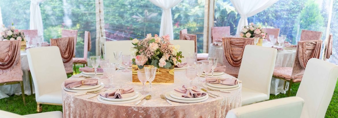 Interior de la carpa montada para banquete