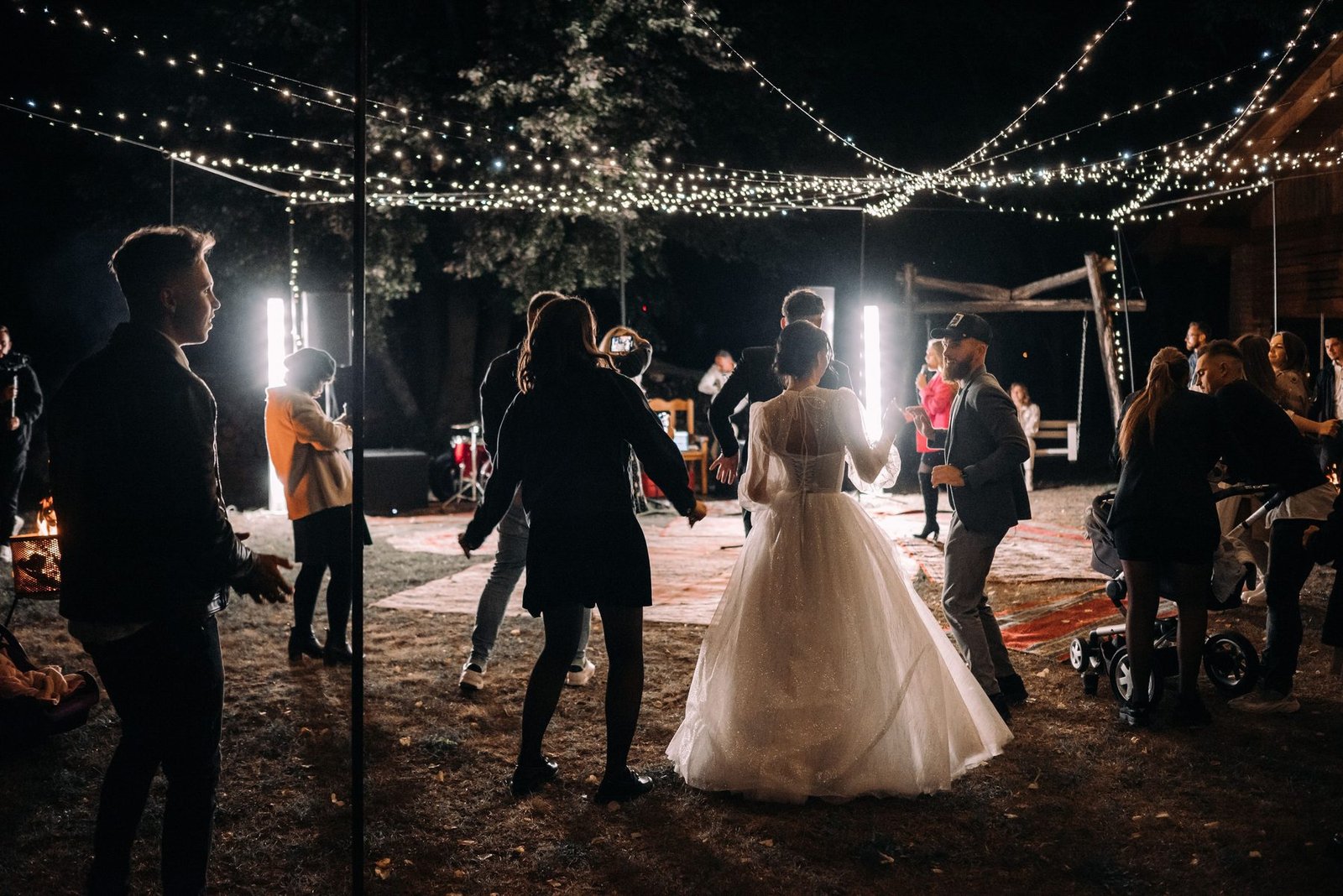 Baile de boda bajo guirnaldas de luces