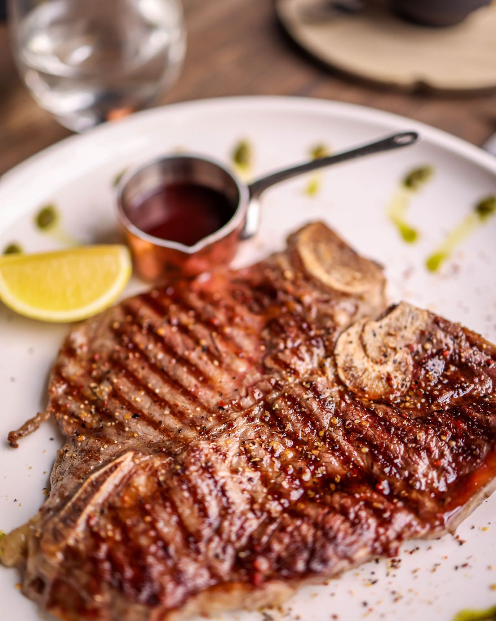 Chuletón de Ávila recién sellado, humeando