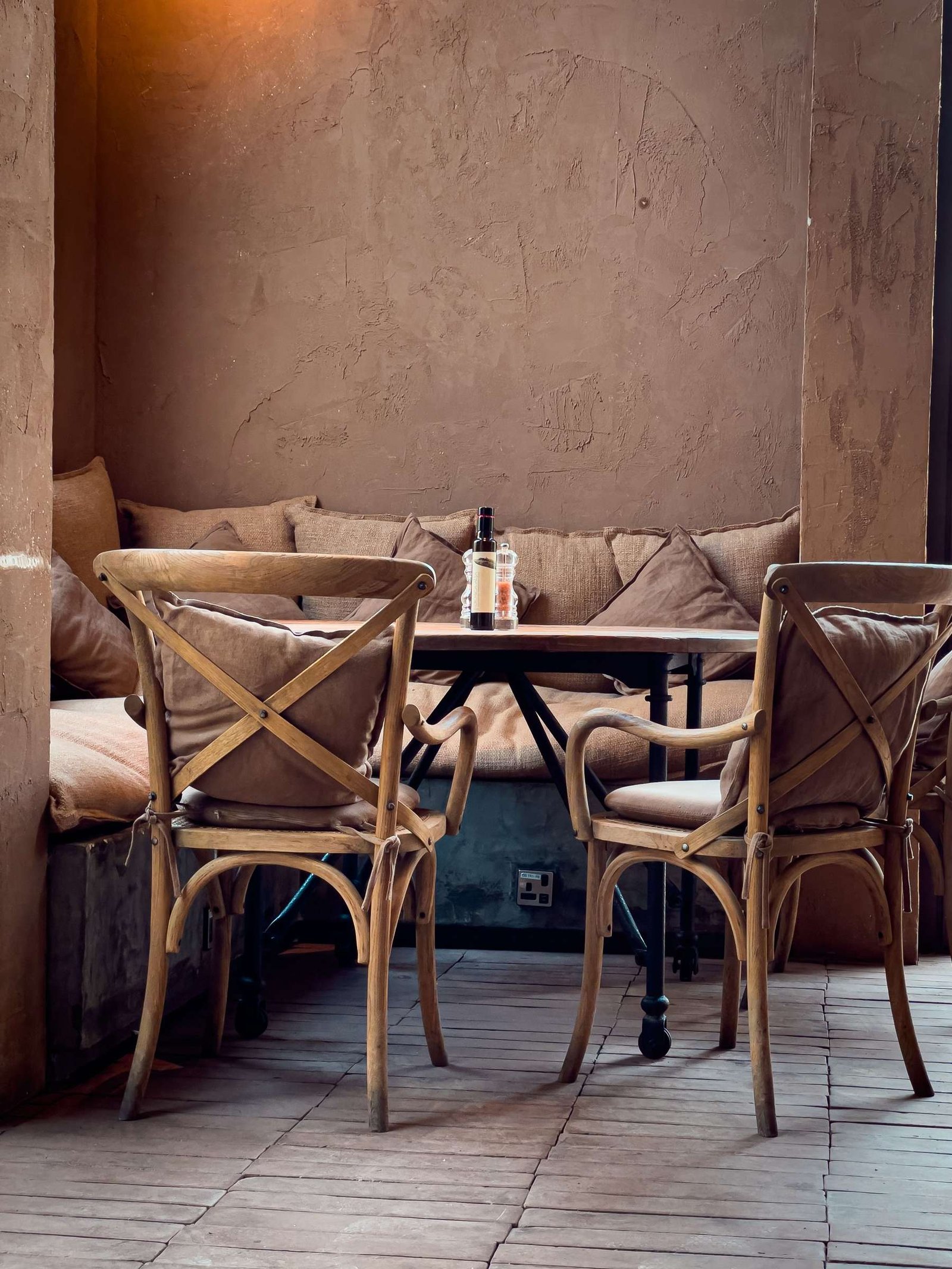 Mesa puesta en el comedor de madera