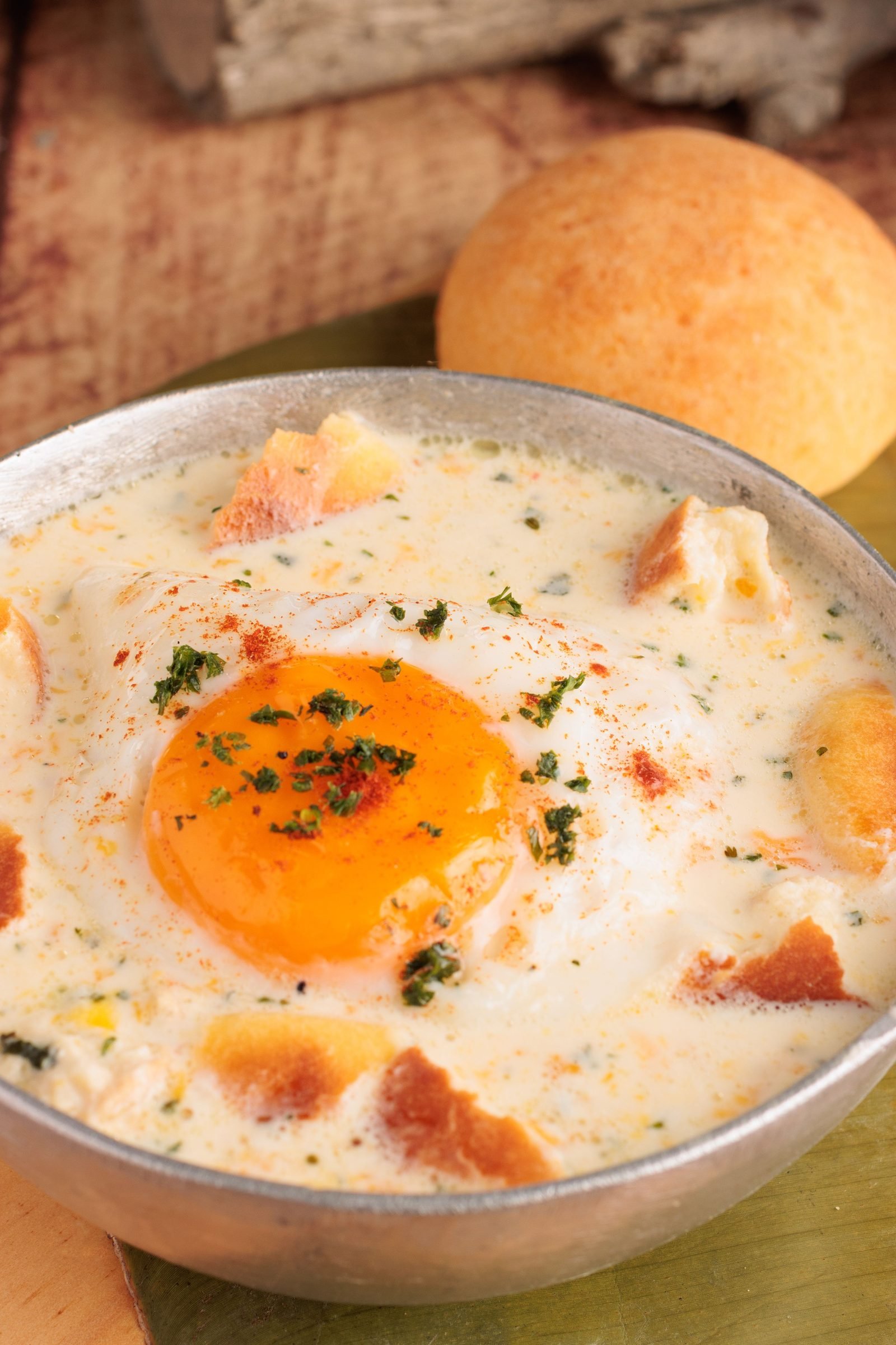 Sopa con huevo, pan y pimentón