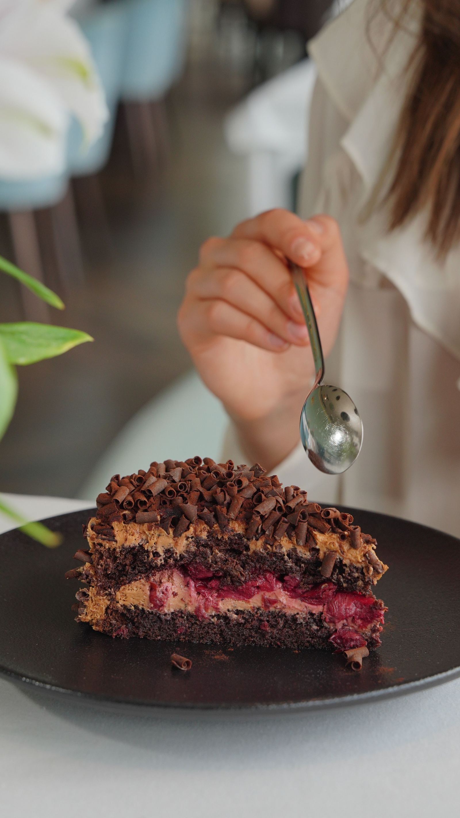 Porción de tarta cremosa con mermelada